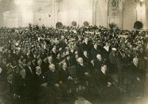 Une plénière de Związek Pracy Obywatelskiej Kobiet, une organisation féminine polonaise, à Varsovie, 1933. Assis à l